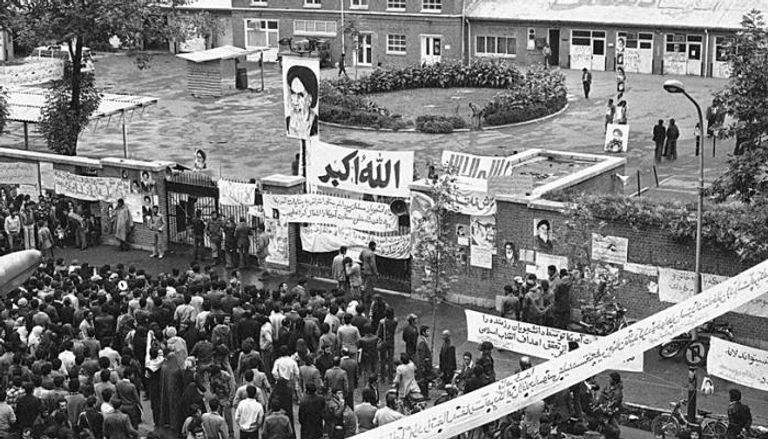 46 عامًا على أزمة الرهائن.. كيف تشكل الماضي الحاضر الأمريكي–الإيراني؟