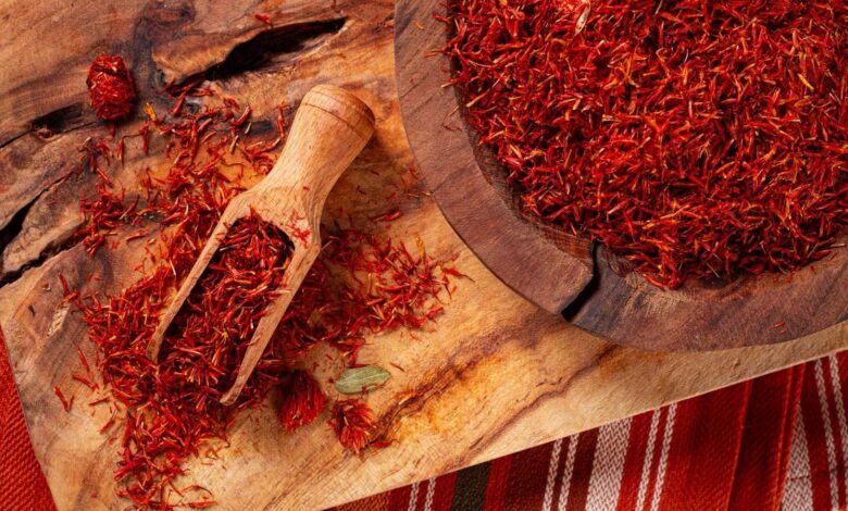 الزعفران والتمر واللوز… مزيج غذائي يعزز المناعة في الشتاء