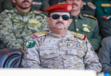 العليمي يقيل وزير دفاعه بعد اتهامات بالحياد