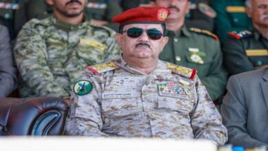 العليمي يقيل وزير دفاعه بعد اتهامات بالحياد