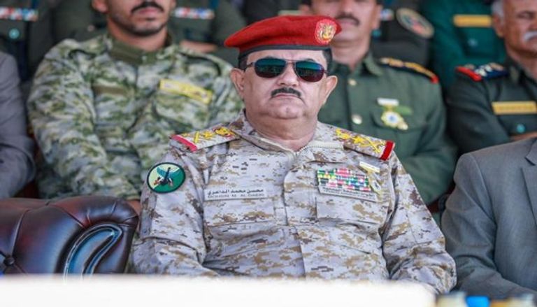 العليمي يقيل وزير دفاعه بعد اتهامات بالحياد