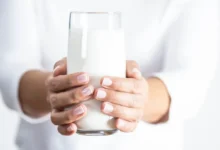 تعاني الانتفاخ بعد شرب الحليب؟ بدائل صحية وأكثر أمانًا