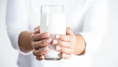 تعاني الانتفاخ بعد شرب الحليب؟ بدائل صحية وأكثر أمانًا
