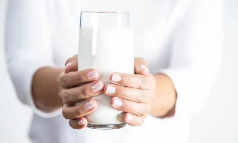 تعاني الانتفاخ بعد شرب الحليب؟ بدائل صحية وأكثر أمانًا
