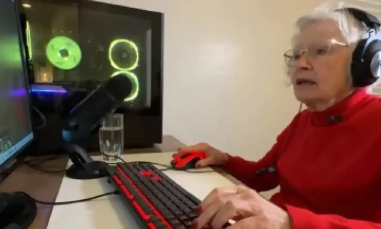 حب بلا حدود.. جدة تتحول إلى نجمة يوتيوب دعمًا لحفيدها المصاب بالسرطان (فيديو)