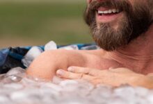 حمامات المياه الباردة في الشتاء… عادة مفيدة أم مضرة؟