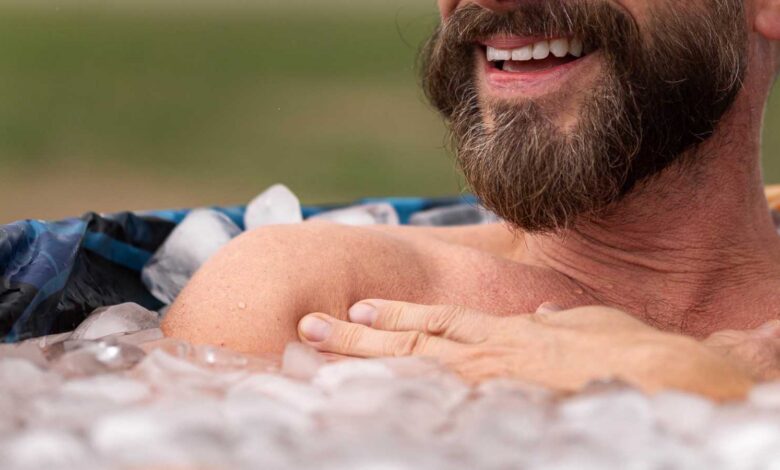 حمامات المياه الباردة في الشتاء… عادة مفيدة أم مضرة؟