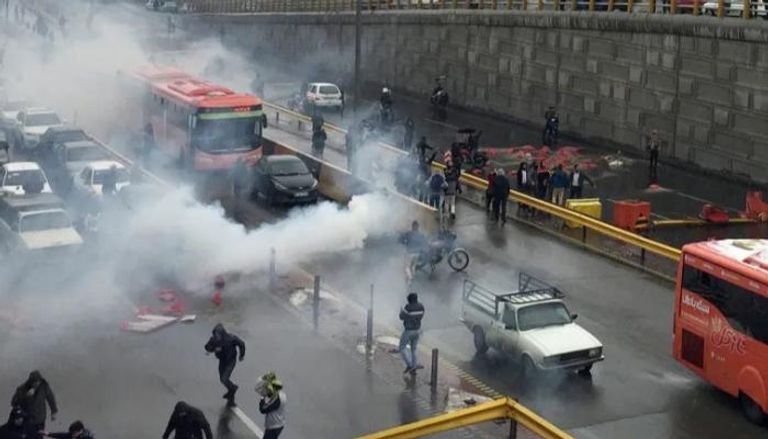 ربع قرن من الغضب الشعبي.. تسع موجات هزّت إيران