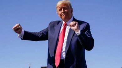 سلوك غير مألوف يشعل النقاش: رقص ترامب تحت الأضواء