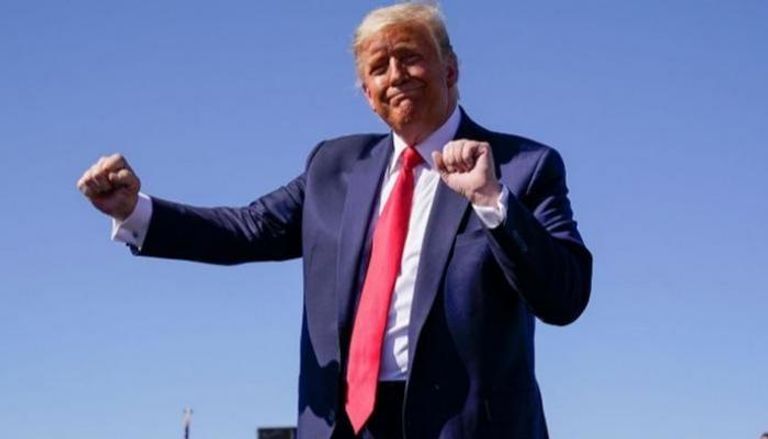 سلوك غير مألوف يشعل النقاش: رقص ترامب تحت الأضواء