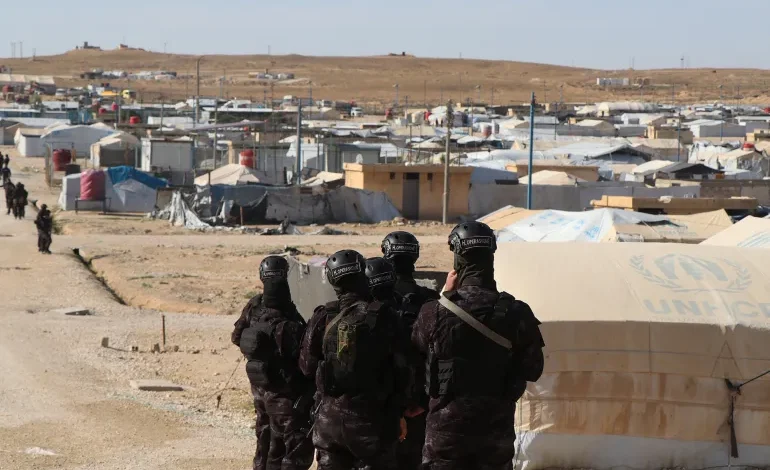 لماذا تتصاعد الشكوك حول حراسة مخيم الهول ؟