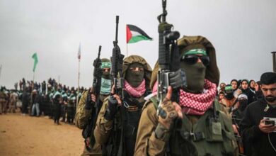 من إيرلندا الشمالية إلى غزة: هل تنجح تجربة تفكيك السلاح مع حماس؟