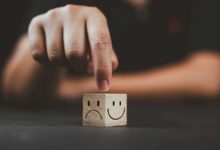 من الهاتف إلى التأمل… عادات يومية تحمي صحتك النفسية