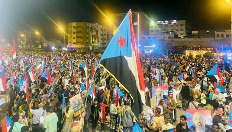 آلاف المحتشدين في عدن يرفضون إقصاء المجلس الانتقالي