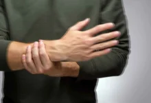 ارتعاش العضلات.. متى يكون طبيعيا ومتى يصبح مقلقا؟