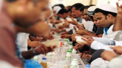 في منتصف النهار، وقبل الإفطار بساعات، قد ترتفع نبرة الصوت قليلًا، وينفد الصبر أسرع من المعتاد، وأبسط التفاصيل تتحول إلى مصدر إزعاج.