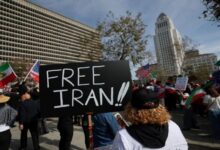 شعارات مثيرة للجدل في طهران تستحضر حقبة الشاه