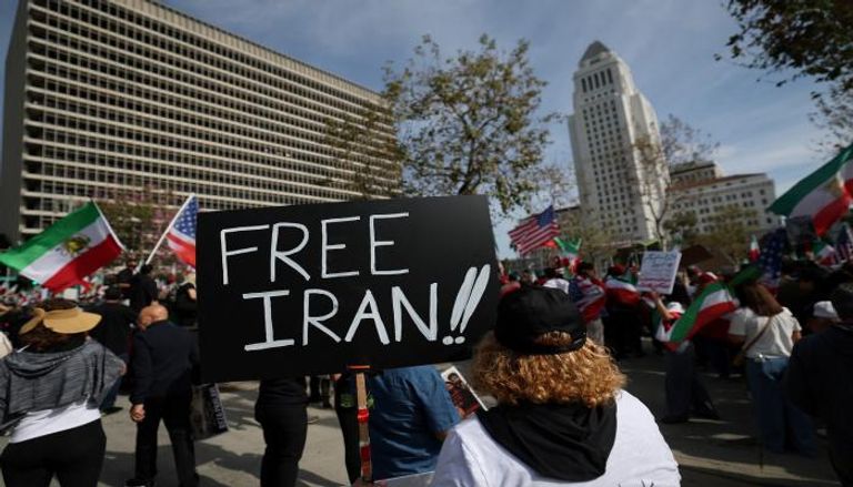 شعارات مثيرة للجدل في طهران تستحضر حقبة الشاه