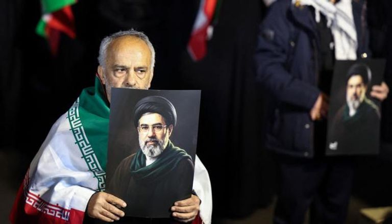 آليات دعم الأنصار.. كيف يعزز النظام الإيراني قاعدته الشعبية؟