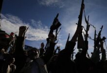 الحوثيون يدخلون المواجهة.. وإسرائيل تدرس خيارات الرد