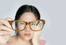 النظارات تحت المجهر.. هل تضر العين أم تحميها؟