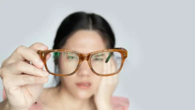 النظارات تحت المجهر.. هل تضر العين أم تحميها؟