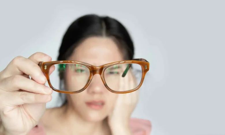 النظارات تحت المجهر.. هل تضر العين أم تحميها؟