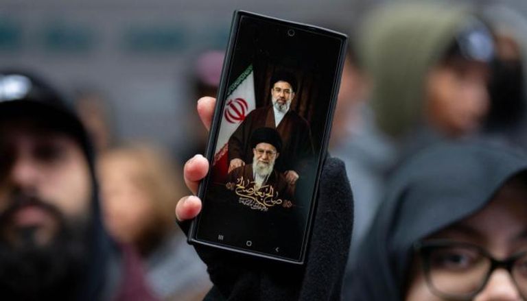 قصة النجاة الغامضة.. كواليس ما حدث لمجتبى خامنئي