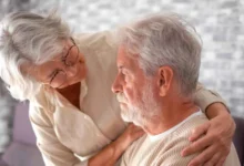 ماذا يخبرك أسلوب حديثك عن صحة دماغك؟ علامات مبكرة للزهايمر