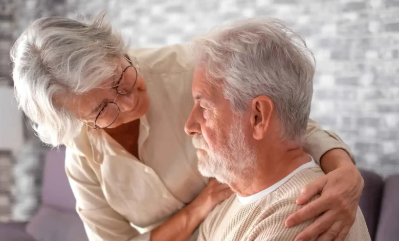 ماذا يخبرك أسلوب حديثك عن صحة دماغك؟ علامات مبكرة للزهايمر