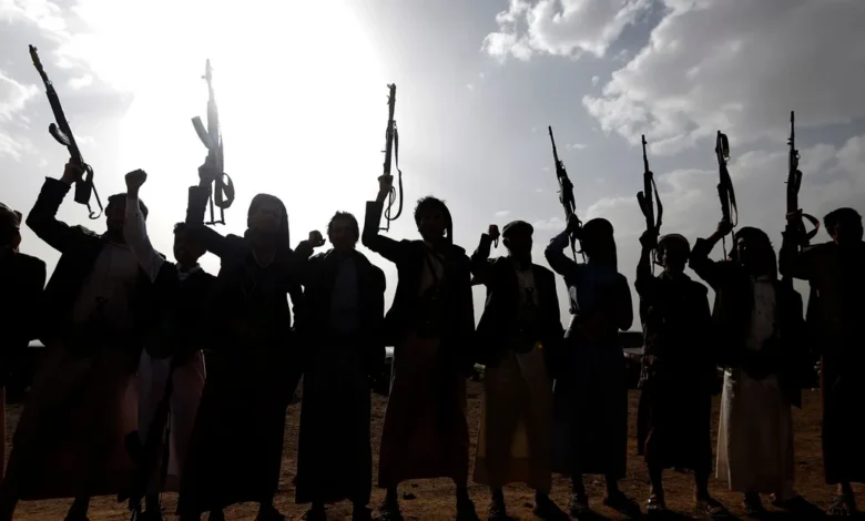 «نانشونال إنتريست» تكشف الدوافع وراء تراجع الحوثيين عن دعم إيران