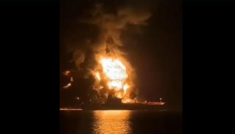 هجوم بحري إيراني في العراق.. ناقلتا وقود تتعرضان للتفجير
