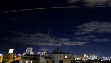 وسط إسرائيل تحت النار.. صواريخ لبنانية وتأخر في الإنذار المبكر