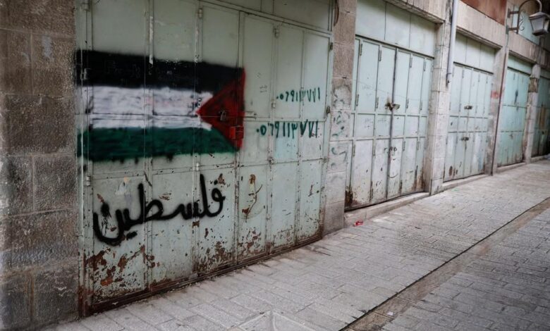 الفلسطينيون يعلنون إضرابا عاما رفضا لقانون إعدام الأسرى