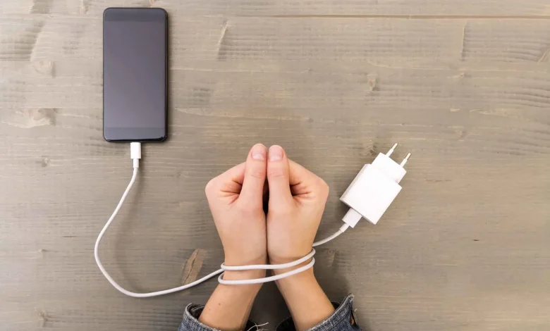 الهواتف الذكية والأطفال.. 3 مخاطر قبل سن 11 عاماً