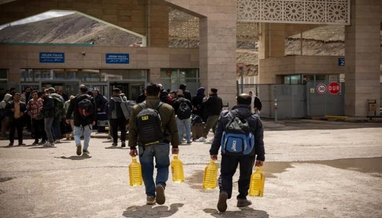 إيران تواجه أزمة معيشية جديدة.. البحث عن الزيت يتجاوز الحدود