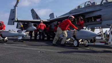 ترامب يلوّح بإجراءات ضد السفن الإيرانية وإيران ترد بالوعيد