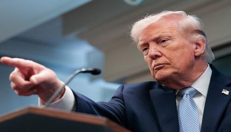 ترامب يهدد بسجن صحفي.. تسريبات الطيار تشعل أزمة مع الإعلام