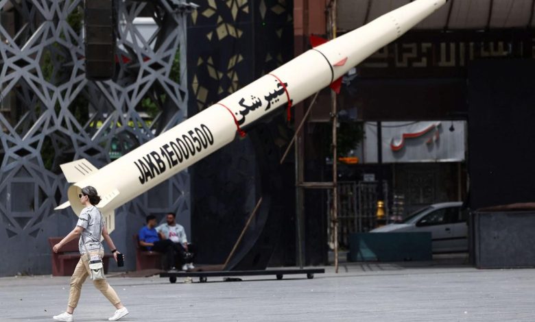 طهران تعرض قوتها العسكرية في آسيا عقب التصعيد