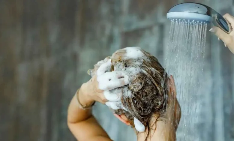 عدم غسل الشعر.. هل يؤدي فعلاً إلى الشيب أو تساقط الشعر؟
