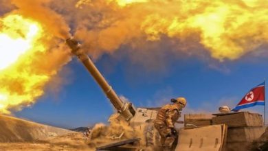 كيم يحضر تدريبات مدفعية في ذكرى مؤسس كوريا الشمالية