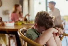 لماذا يتجاهل الكبار أحياناً تعبيرات الأطفال؟