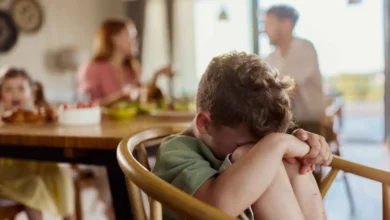 لماذا يتجاهل الكبار أحياناً تعبيرات الأطفال؟