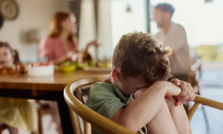 لماذا يتجاهل الكبار أحياناً تعبيرات الأطفال؟