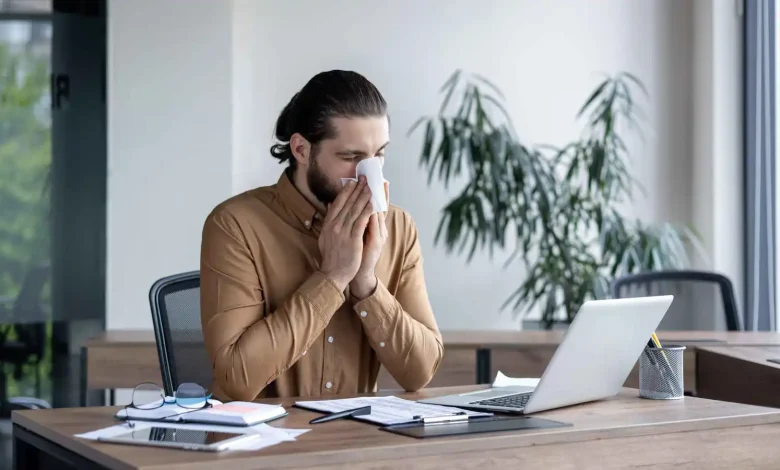 مكان العمل تحت المجهر.. متى يصبح خطراً على صحتك؟