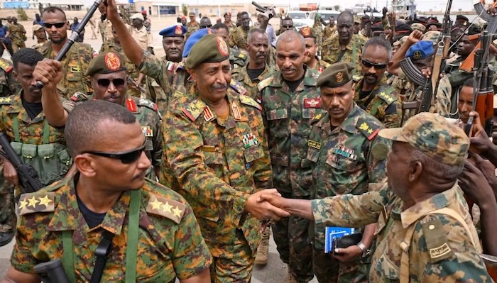 من التحالف إلى الصدام: لماذا قرر البرهان تفكيك لواء البراء بن مالك؟