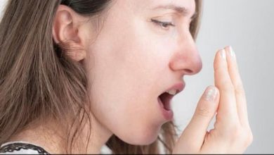 هل رائحة الفم مجرد إزعاج أم مؤشر صحي؟