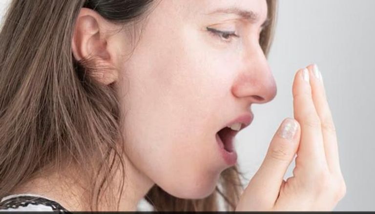 هل رائحة الفم مجرد إزعاج أم مؤشر صحي؟