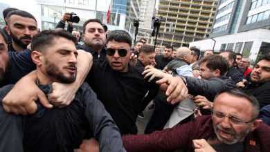 اشتباكات وغاز مسيل للدموع خلال اقتحام مقر المعارضة الرئيسي في تركيا