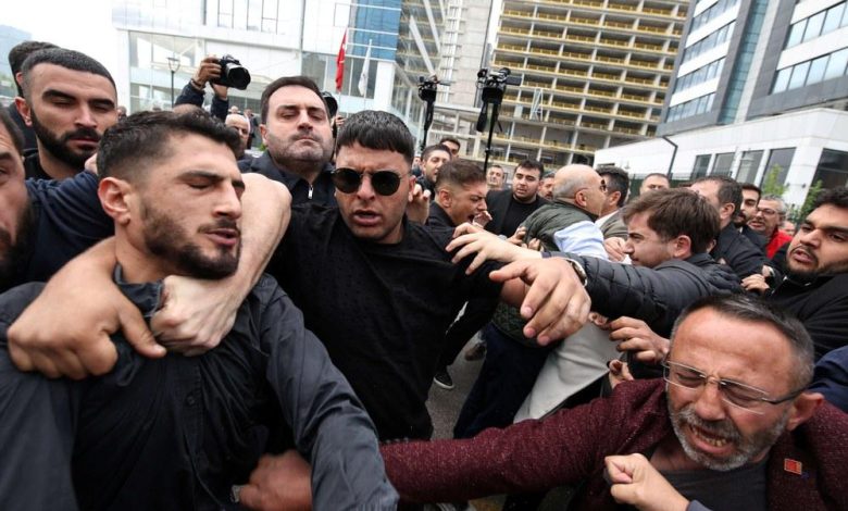 اشتباكات وغاز مسيل للدموع خلال اقتحام مقر المعارضة الرئيسي في تركيا